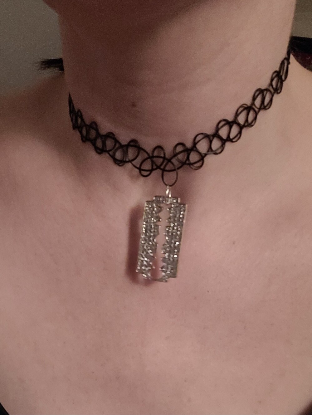 Rhinestone Razor Choker - Picture 4 of 6